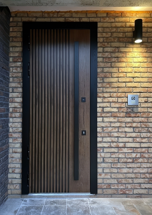 Дверь с вертикальной ручкой Дверь с вертикальной ручкой