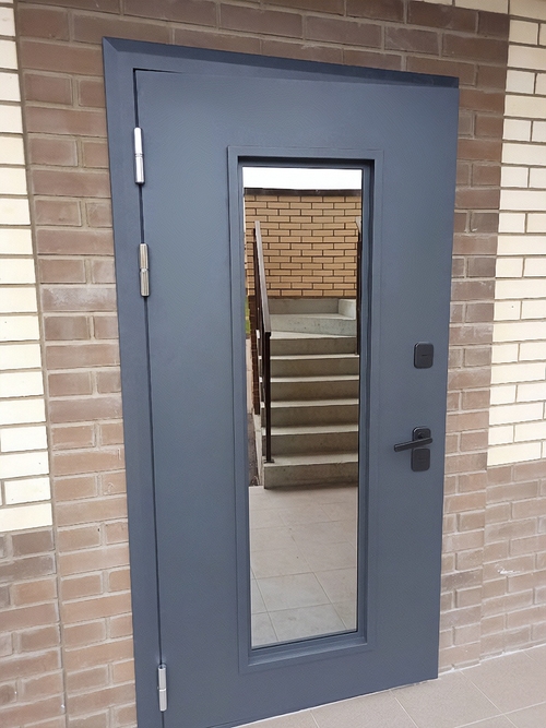 Металлическая дверь со стеклом Металлическая дверь со стеклом