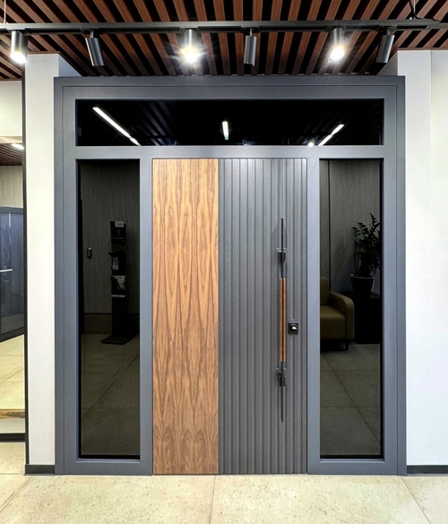 Остекленная дверь со скрытыми петлями Остекленная дверь со скрытыми петлями