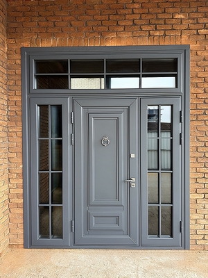 Парадная дверь с кнокером