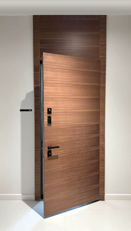 С фальш-вставкой и скрытыми петлями С фальш-вставкой и скрытыми петлями