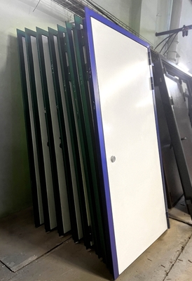 Стальные двери в цеху